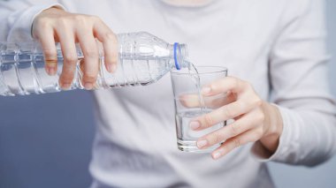 Plastik şişeden cam kaplama hidrasyon rutini ve el koordinasyonuna su dökülüyor...