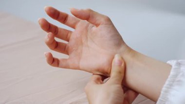 El ve bileklere yakın mesafeden masaj yapılması ofis sendromundan ya da tekrarlayan gerilim geriliminden kurtulduğunu gösteriyor..