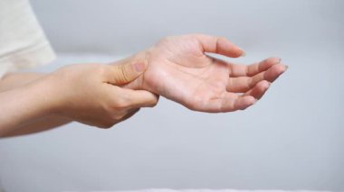 El ele tutuşmak, cilt dokusundan, el ve el ağrısından rahatsız olmak, yumuşak doğal bakım ve şefkat ile el ele tutuşmak.