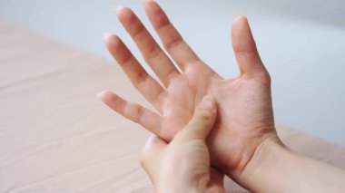 El masajı terapisi, stres ve kas gerilimini azaltmak için avuç içine baskı uyguluyor..