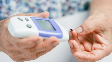 Kan şekeri ölçer diyabet testi. Soyun el parmağı. Sağlık hizmetleri sağlık hizmetlerini yakından izliyor.