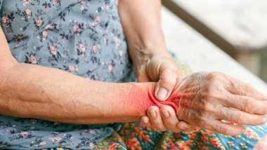 Yaşlı bir kadın el bileği ağrısı, eklem iltihabı, eklem iltihabı, eklem sağlık derisi, yakın temas, tıbbi sorun, yaşlılık, acı verici yaralanma, rahatsızlık, semptom.