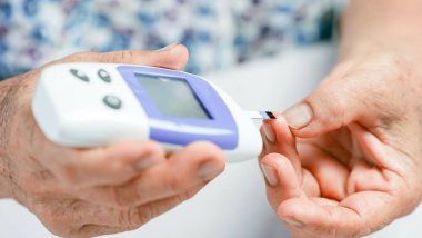 Kan şekeri ölçer diyabet testi, yaşlı el sağlık cihazının parmak kan damlası yaşam tarzını yakından izlediğini gösteriyor. Yaşlı kişi kan şekerini taşınabilir cihazla kontrol eder