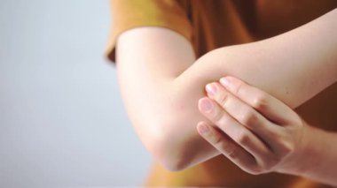 Dirseğine, eklem ağrısına, yaralanmaya, eklem iltihabına ya da kas rahatsızlığına, sağlık hizmetlerine, tıbbi malzemelere ya da sağlık koşullarına uygun konsepte yakın çekim.