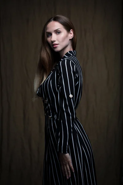 Porträtt Vacker Ung Kvinna Svart Kostym Poserar Mörk Studio — Stockfoto