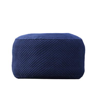 Beyaz arkaplanda izole edilmiş rahat pouf 'un 3d canlandırması