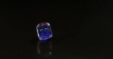 karanlık arkaplanda zar döndürme