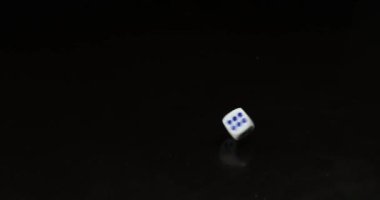 karanlık arkaplanda zar döndürme