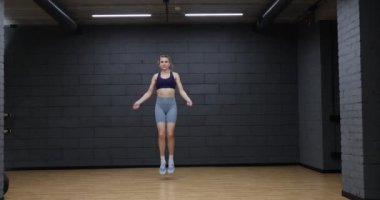 Spor salonunda egzersiz yapan bayan sporcu.