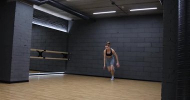 Spor salonunda egzersiz yapan bayan sporcu.