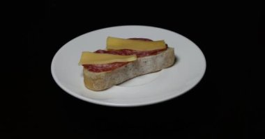 Siyah arka planda izole edilmiş peynirli ekmeğin yakın plan çekimi.