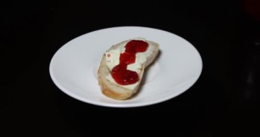 Lezzetli yemekli bir tabağın yakın çekimi.