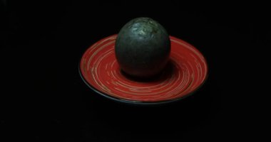 Tabakta kırmızı ve yeşil Paskalya yumurtası