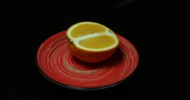 Siyah arkaplanda portakal ve limon.