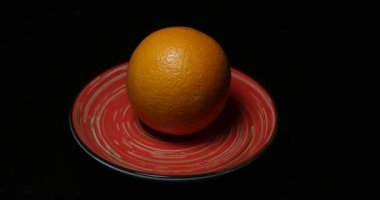 Siyah arkaplanda portakal meyvesi