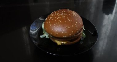 Etli ve peynirli hamburger.