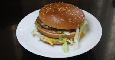 Peynirli ve marullu taze hamburger.