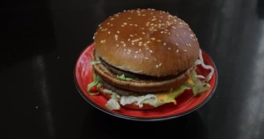 Et, sebze ve peynirli hamburger.