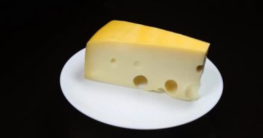 Siyah tabakta bir parça peynir