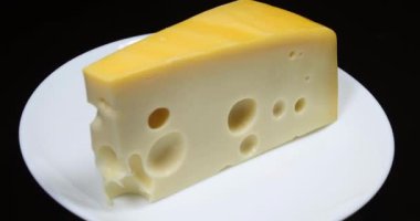 Tabakta bir parça peynir