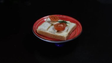 domates ve peynirli tost