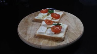 Peynirli taze ekmek, domates ve fesleğen.