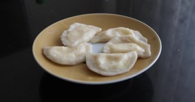 Beyaz tabakta köfte