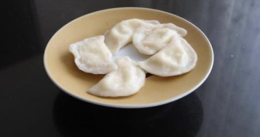 Etli, etli ve peynirli börek.