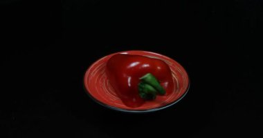 Siyah arkaplanda kırmızı biber.