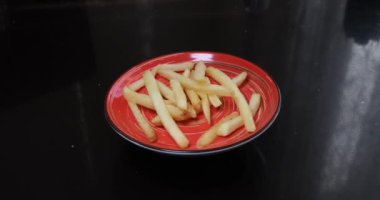 Beyaz kasede kızarmış patates. Ketçaplı kızarmış patates.