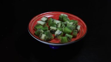 bir plaka üzerinde yeşil salatalık