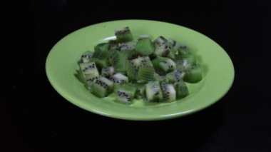 Siyah arka planda dilimlenmiş taze salatalık.