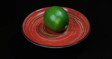 Siyah arka planda kırmızı ve yeşil limon kokteyli.