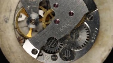 Saat mekanizması olan eski saat.