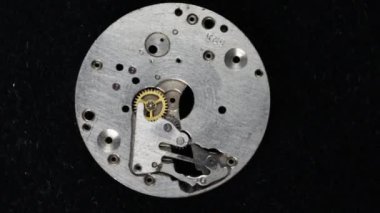 Metal bir saati kapat