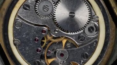 Mekanik saati olan eski bir saat