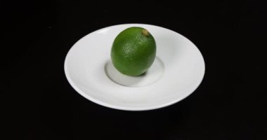 Beyaz üzerine limon ve salatalık.