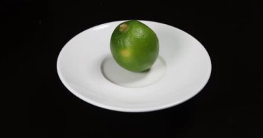 Beyaz bardakta yeşil limon