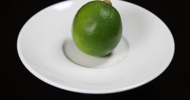 Beyaz arka planda yeşil avokado meyvesi
