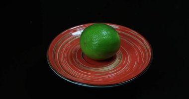 Siyah arka planda limonlu kırmızı kokteyl.