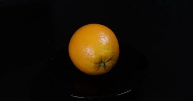 Siyah arkaplanda turuncu