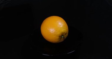 Siyah arkaplanda turuncu.