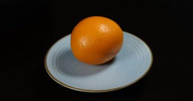 Siyah arka planda taze taze mandalina portakalları