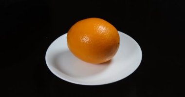 Beyaz arkaplanda turuncu