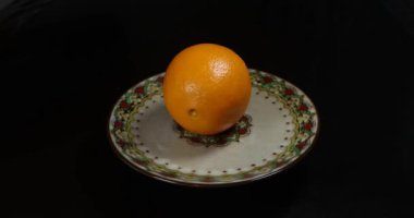 Beyaz kasede portakal meyvesi