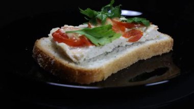 Siyah arka planda etli, domatesli ve yeşillikli dönen sandviçin çekici görüntüleri. Mutfakla ilgili konular