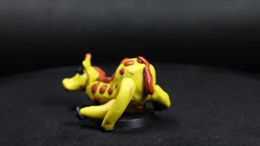 Plastikten yapılmış bir zürafa heykeli. Çocuklar için sanat etkinliği. Güzel motor beceriler, yaratıcılık ve hobi. Bebekler için duyusal oyun.