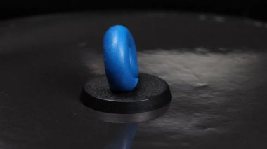 Mavi bir parça plasticin. Çocuklar için sanat etkinliği. Güzel motor beceriler, yaratıcılık ve hobi. Bebekler için duyusal oyun.