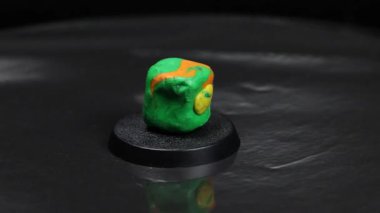 Renkli bir plastiğin parçası. Çocuklar için sanat etkinliği. Güzel motor beceriler, yaratıcılık ve hobi. Bebekler için duyusal oyun.