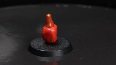 kırmızı bir plasticin parçası. Çocuklar için sanat etkinliği. Güzel motor beceriler, yaratıcılık ve hobi. Bebekler için duyusal oyun.